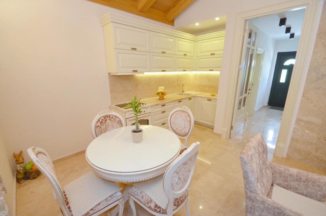 Leut Stone Residence Tivat Exterior photo